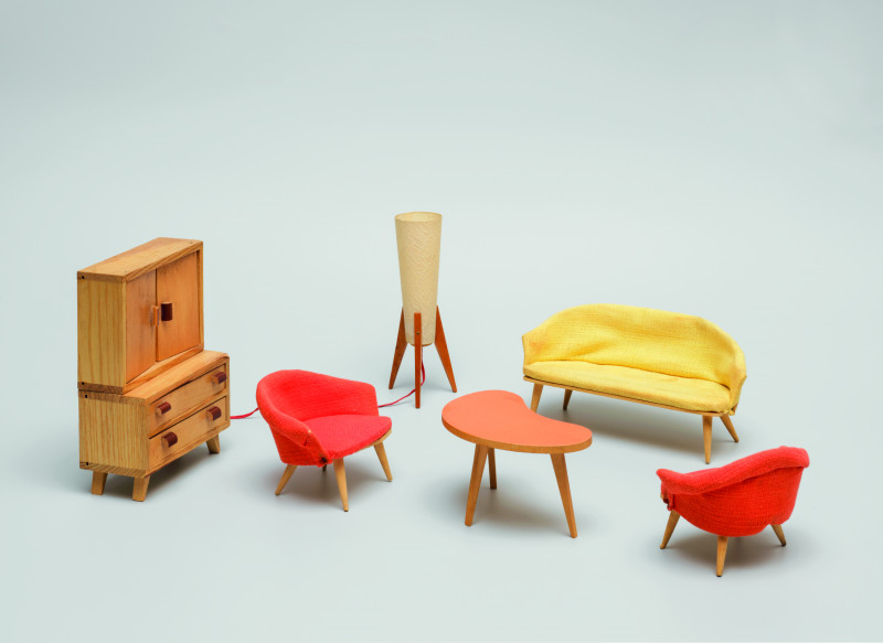 Puppenmöbel: Nierentisch, zwei Sessel, Sofa, Stehlampe und Schrank