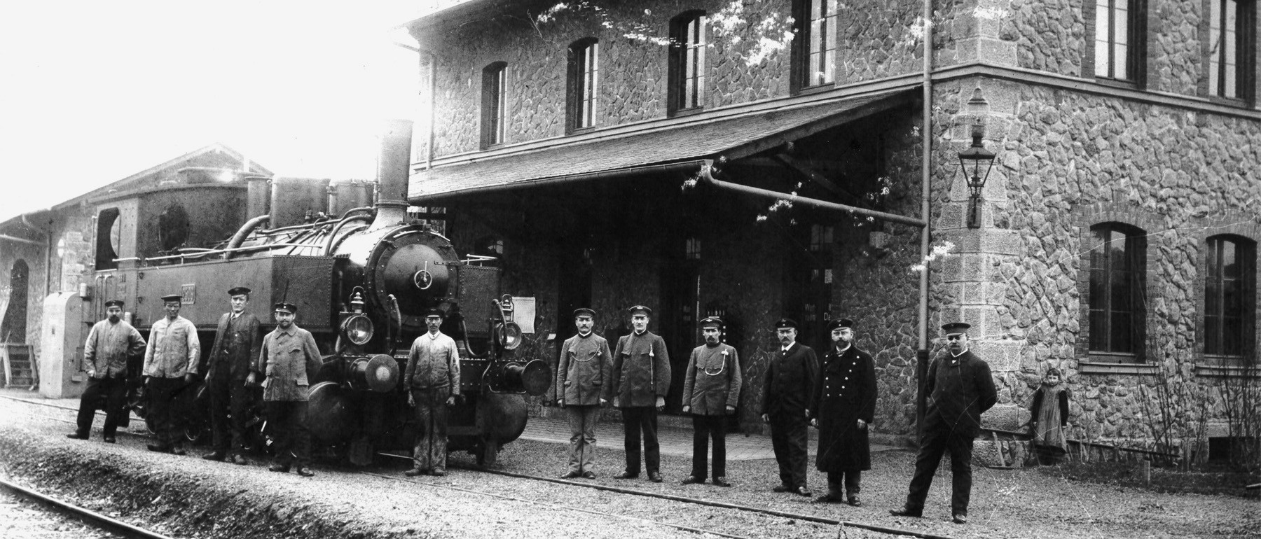 historisches Foto von Bahnhofsmitarbeitern vor Dampflok am Fladunger Bahnhof
