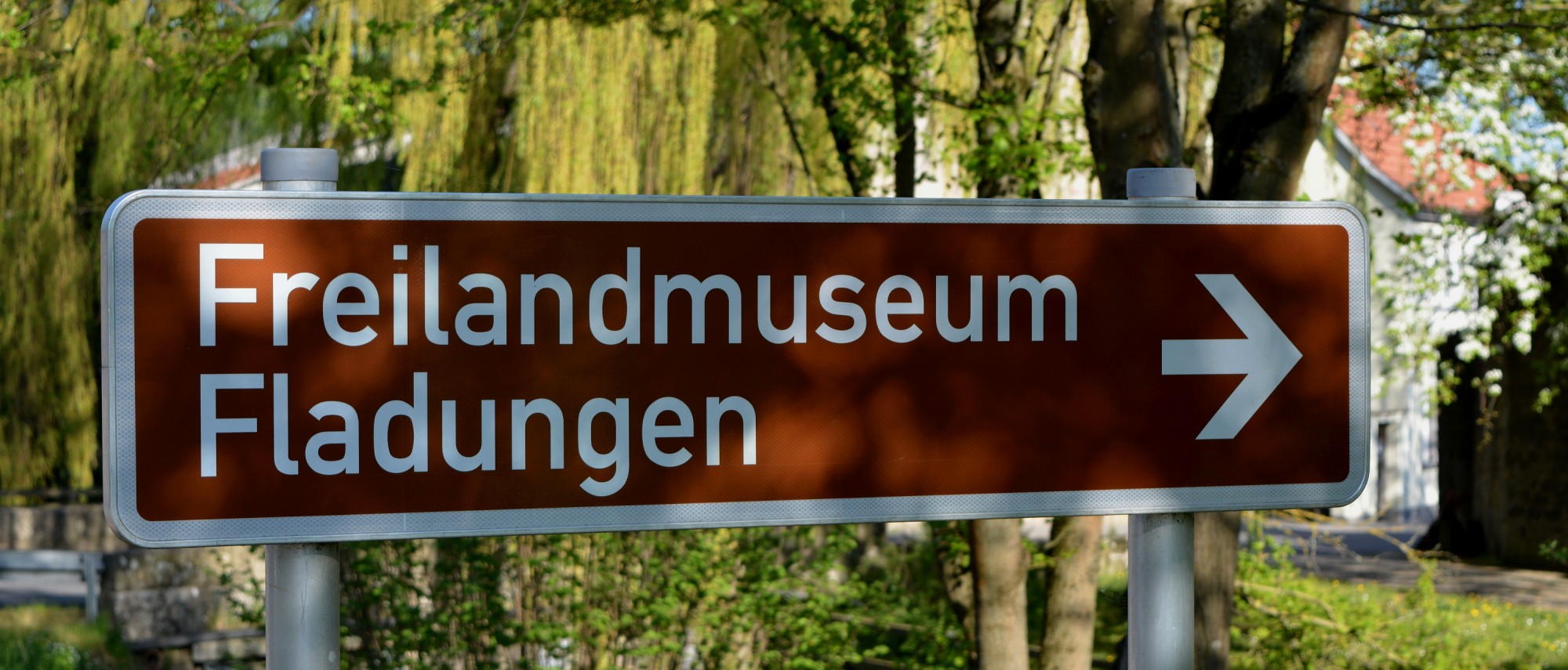 Wegweiser mit Text: Freilandmuseum Fladungen