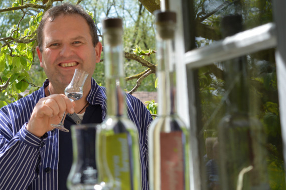 Mann mit Schnapsglas in der Hand