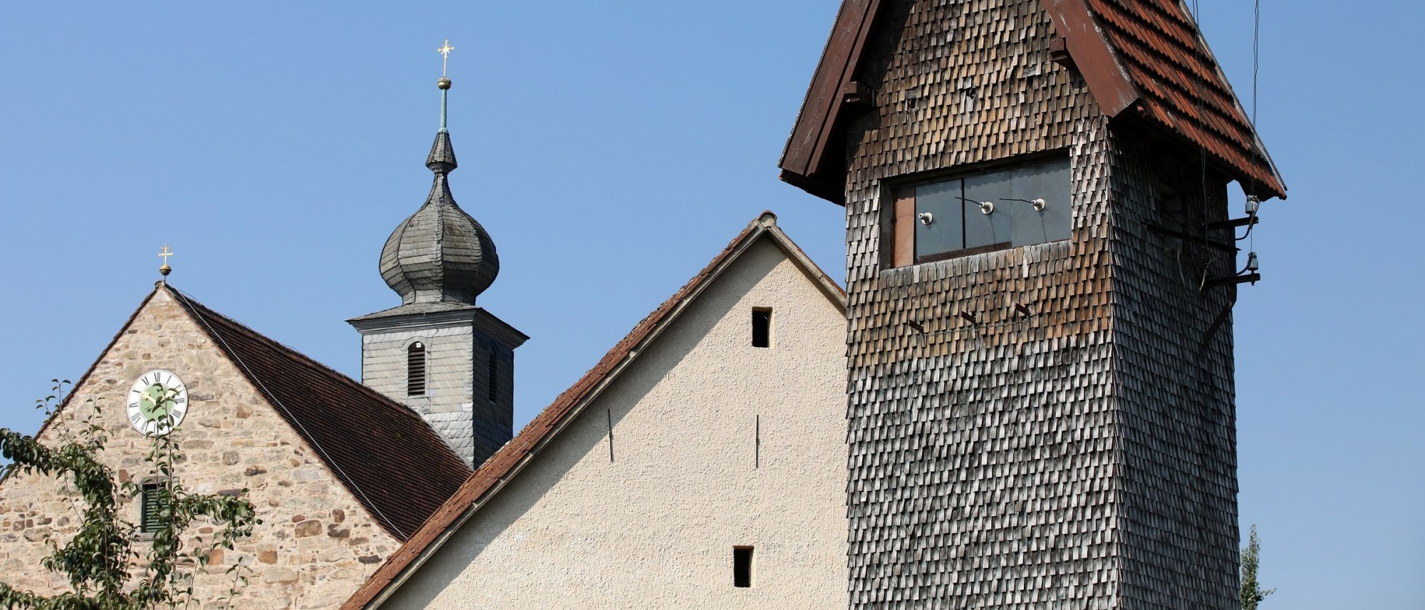 Giebel dreier unterschiedlicher Gebäude