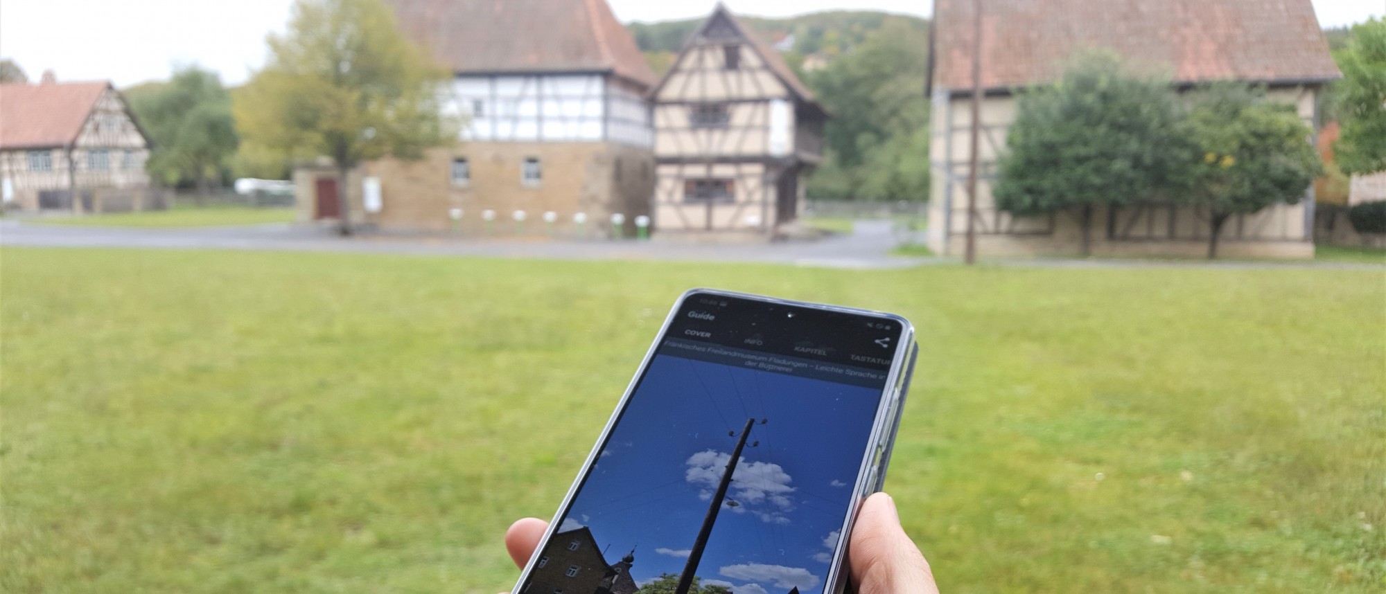 Smartphone im Museumsgelände