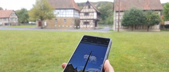 Smartphone im Museumsgelände