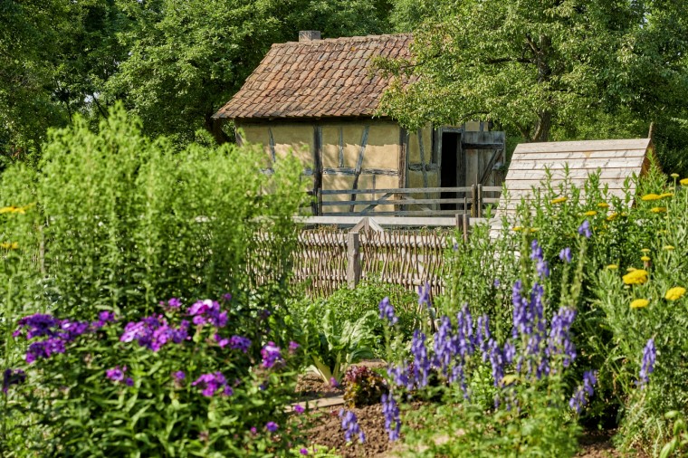 Eine gro&szlig;e Vielfalt an Nutz- und Zierpflanzen w&auml;chst im Bauerngarten