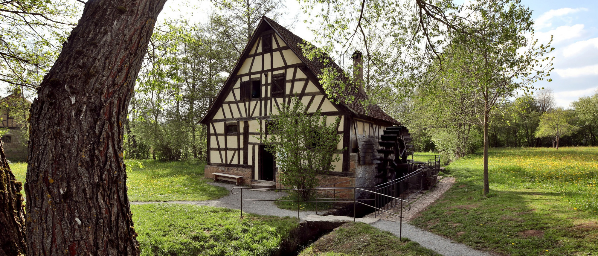 Wasserm&uuml;hle mit M&uuml;hlrad in gr&uuml;ner Natur