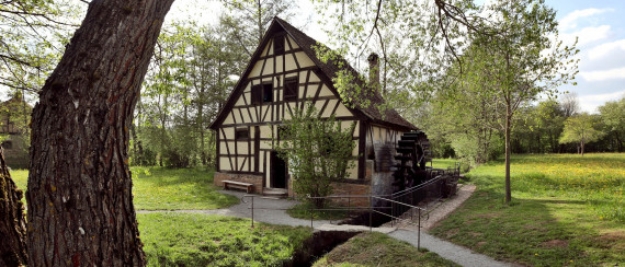 Wasserm&uuml;hle mit M&uuml;hlrad in gr&uuml;ner Natur