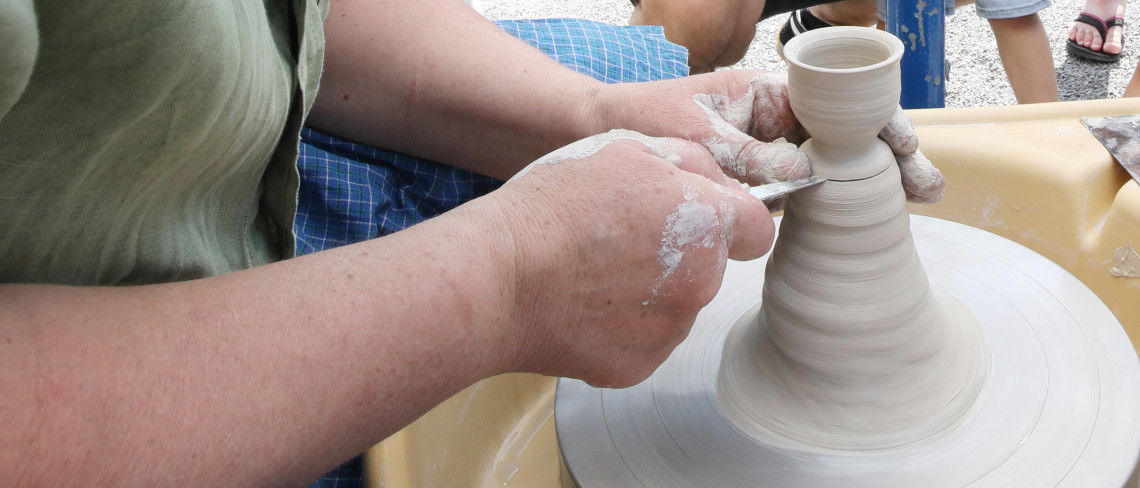 Bearbeitung von Ton an der T&ouml;pferscheibe