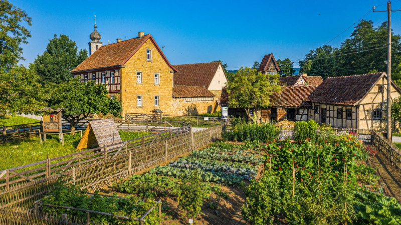 Garten vor historischen Gebäuden