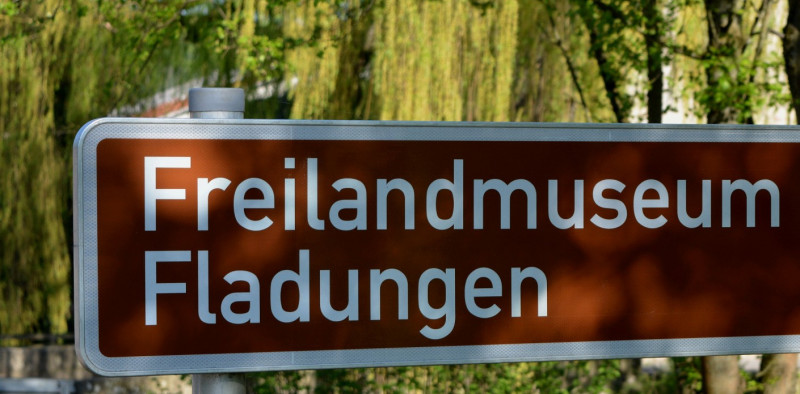 Straßenschild mit Text: Freilandmuseum Fladungen