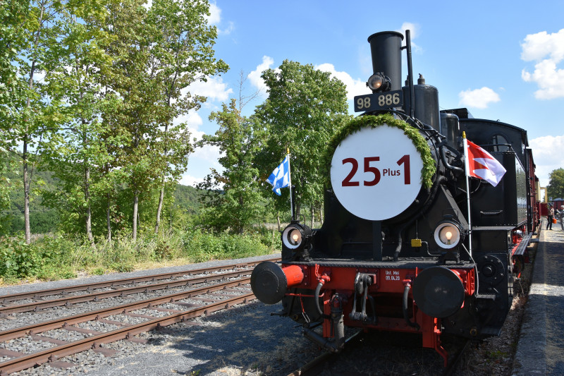 geschm&uuml;ckte Dampflok mit Beschriftung "25 plus 1"