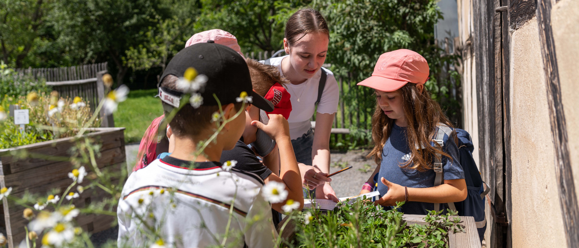 Kinder im Kräutergarten
