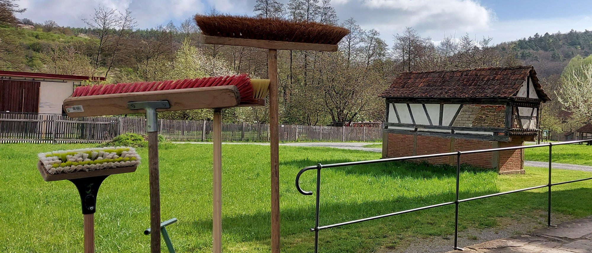 Besen im Museumsgel&auml;nde