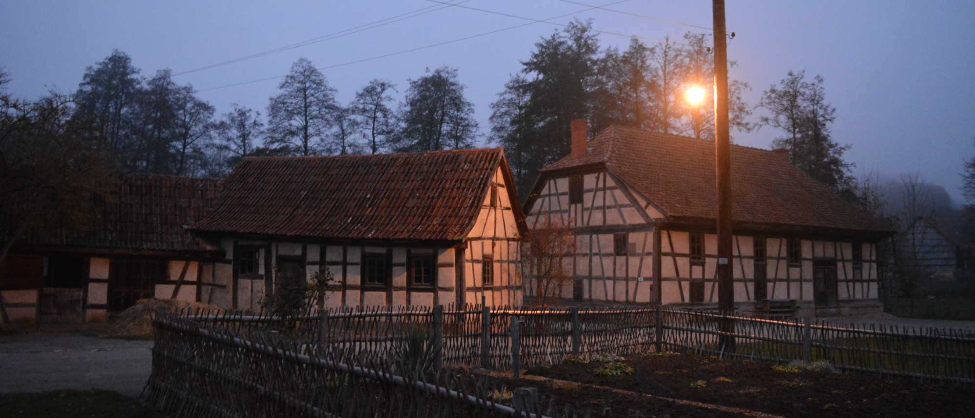 Museumsgebäude bei Dämmerung
