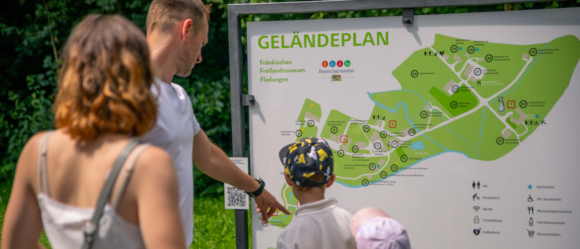 Familie betrachtet Geländeplan