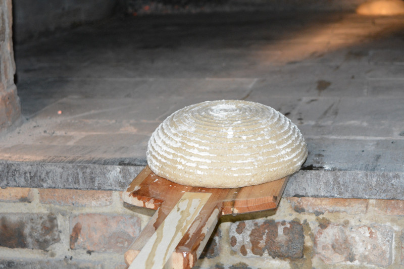 Brot auf Schieber in Holzofen