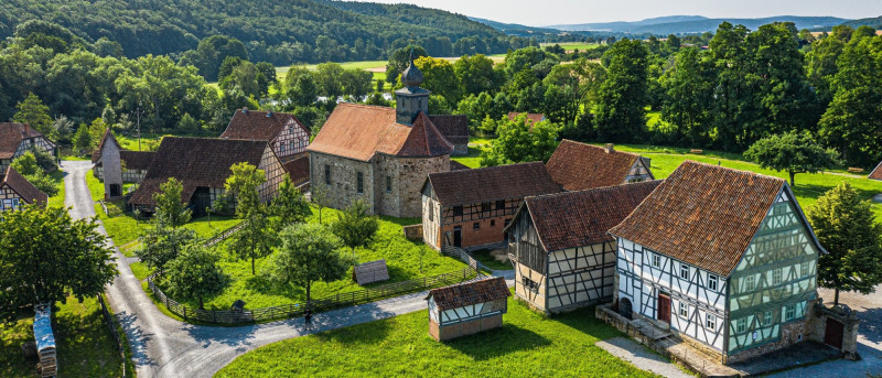 historische Häuser und grüne Landschaft von oben