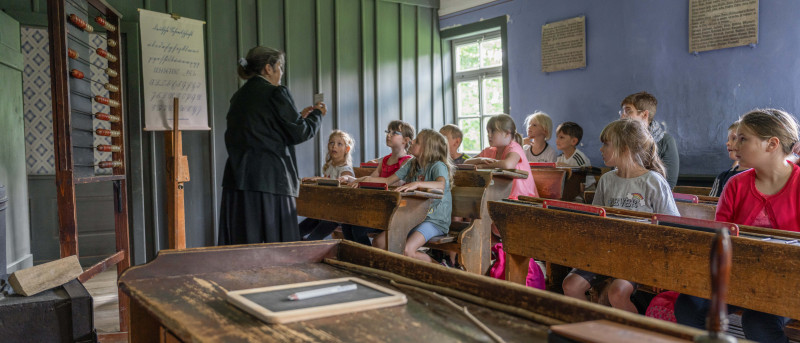 Unterrichtssituation in historischem Klassenraum