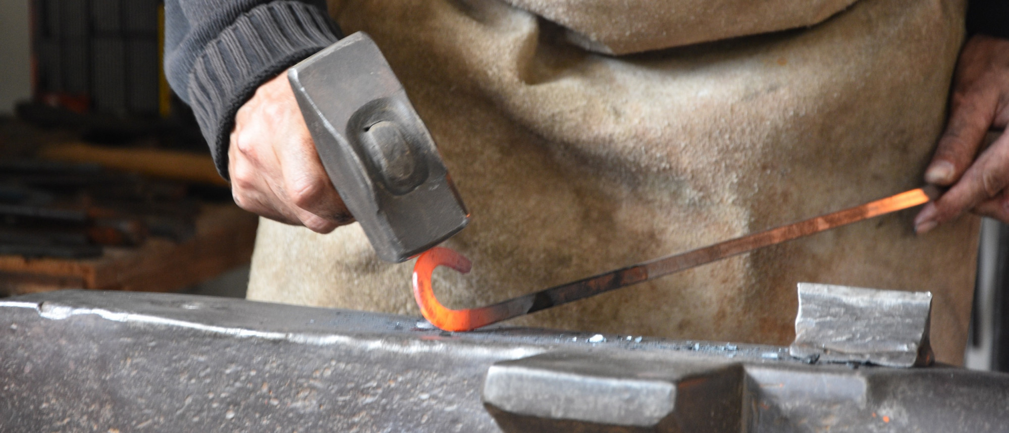 Detailaufnahme Schmied beim Bearbeiten des hei&szlig;en Eisens