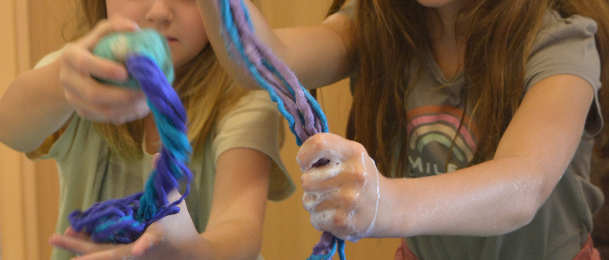 Zwei Mädchen beim Nassfilzen 