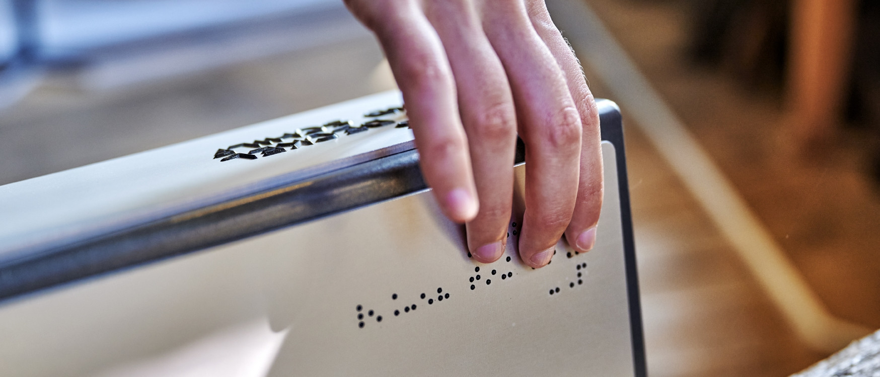 Hand an Brailleschrifttafel