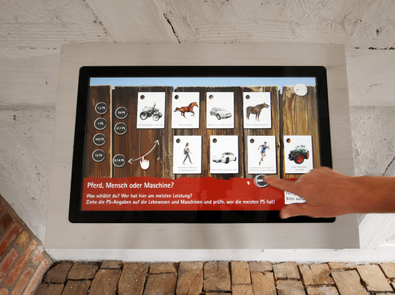 Hand bedient einen Touchscreen