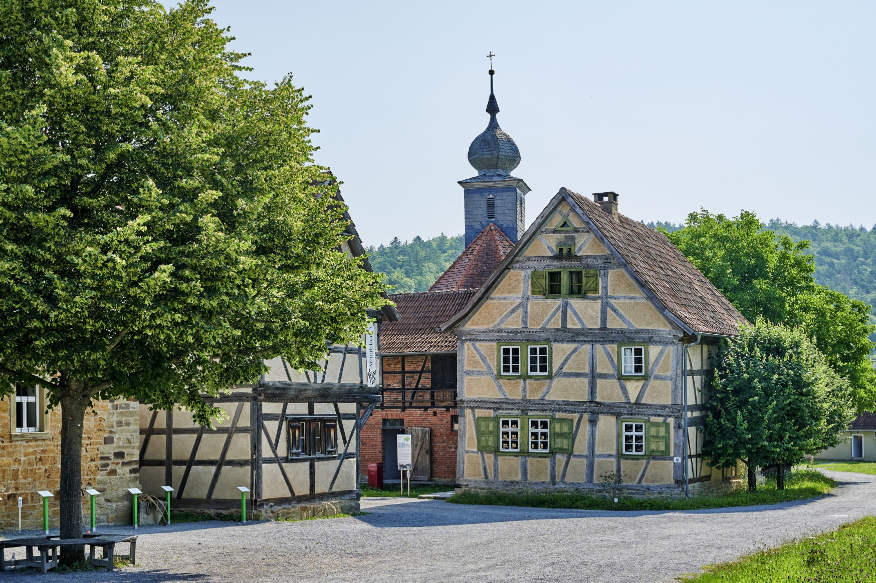 Fachwerkh&auml;user und B&auml;ume