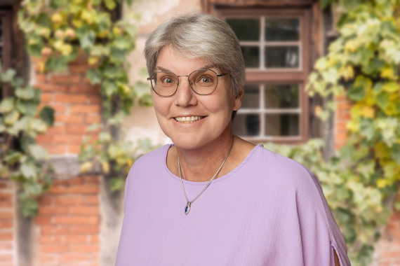 Anja Perleth, Museumsverwaltung vor begr&uuml;nter Hausfassade