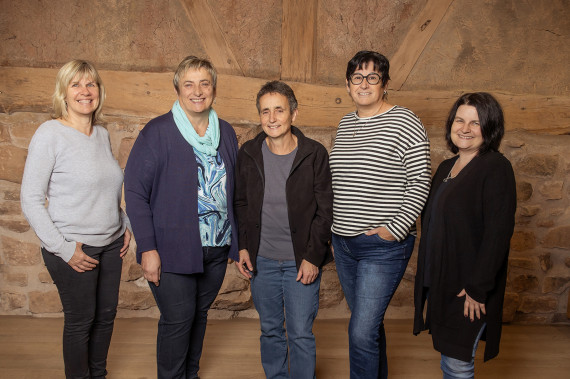 Gruppenaufnahme des Reinigung-Teams in der Aktionsscheune des Freilandmuseums