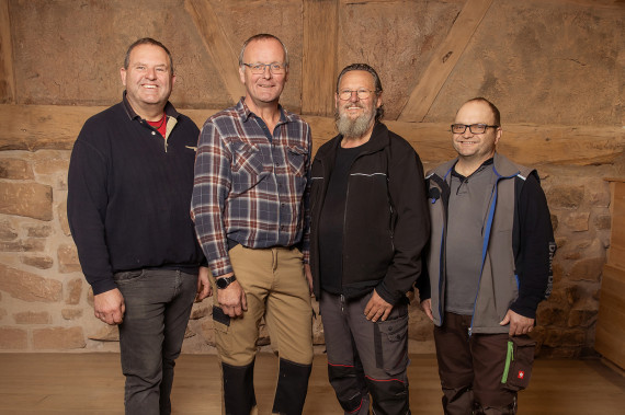 Gruppenaufnahme des Technik-Teams in der Aktionsscheune des Freilandmuseums