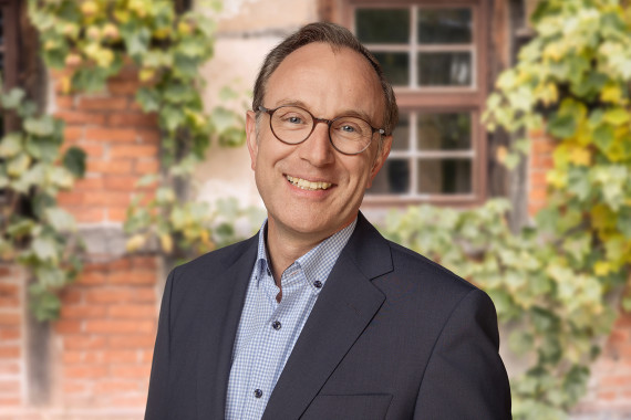 Niklas Hertwig, Museumsleiter vor begr&uuml;nter Hausfassade