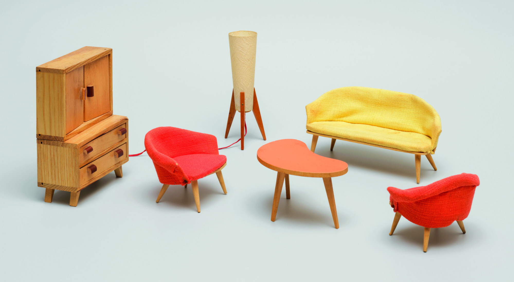 Miniaturm&ouml;bel (Sofa, Nierentisch, zwei St&uuml;hle, Stehlampe und Schrank) in rot, orange, gelb, wei&szlig; und braun