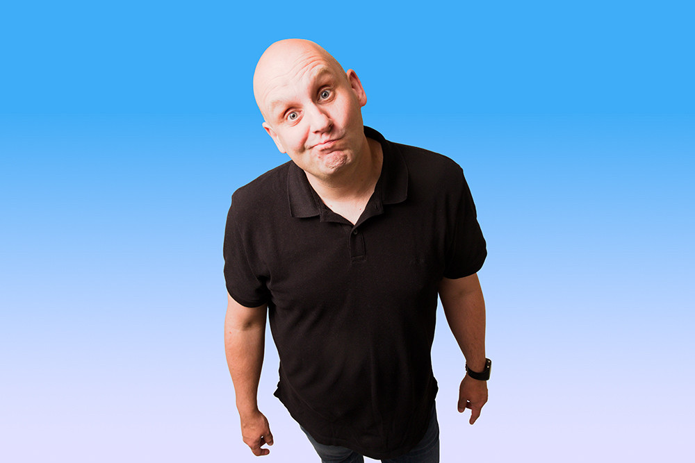 Christoph Maul in schwarzem T-Shirt vor blau-violettem Hintergrund