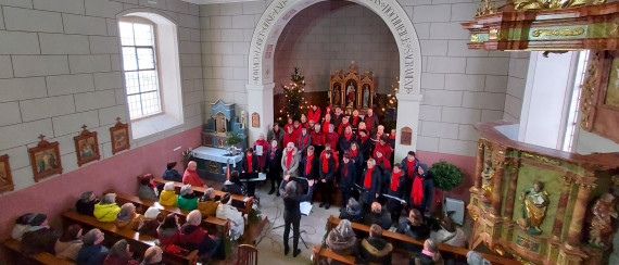 Chor und Publikum in einer Kirche