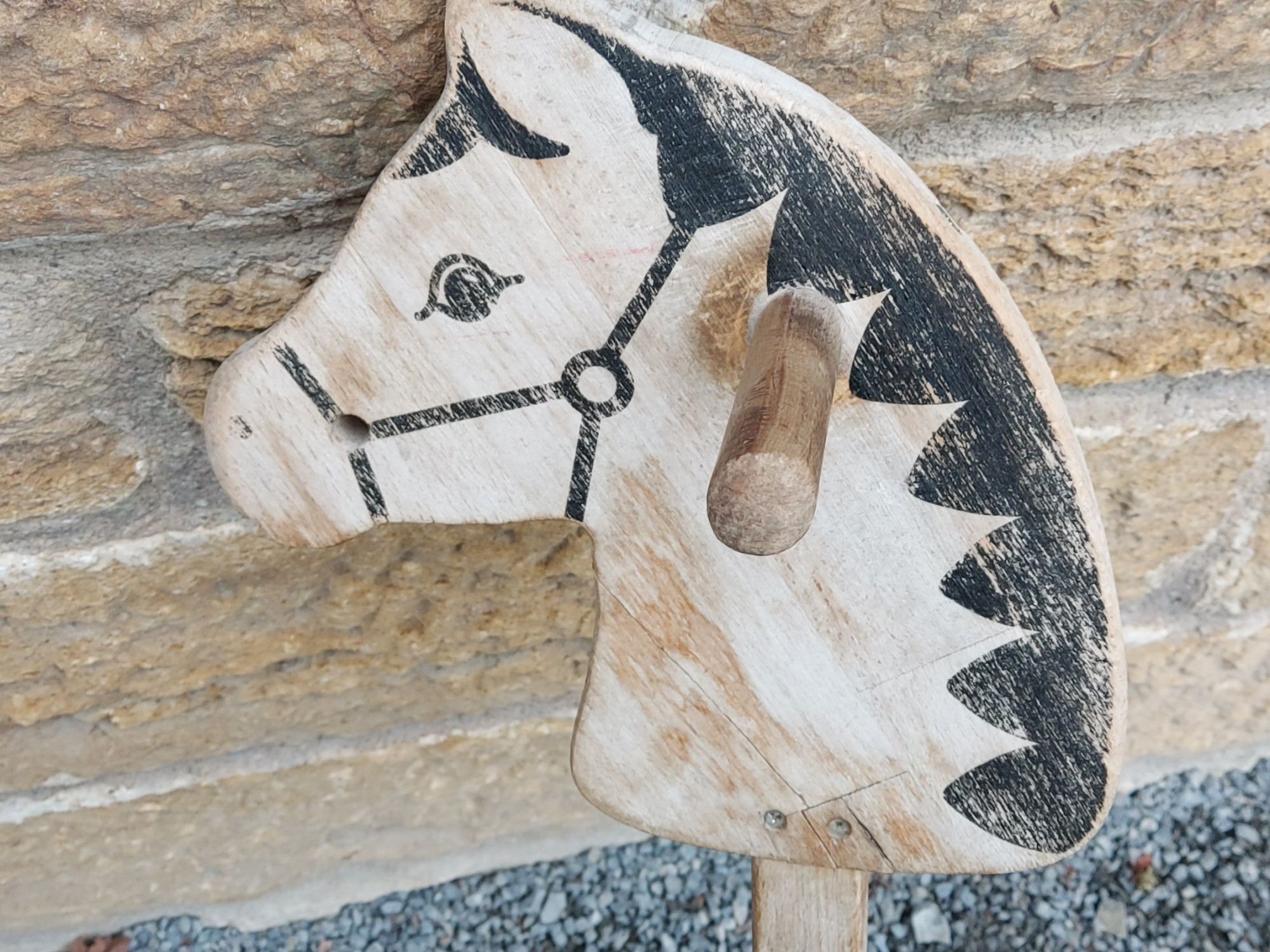 Steckenpferd gegen eine Wand gelehnt