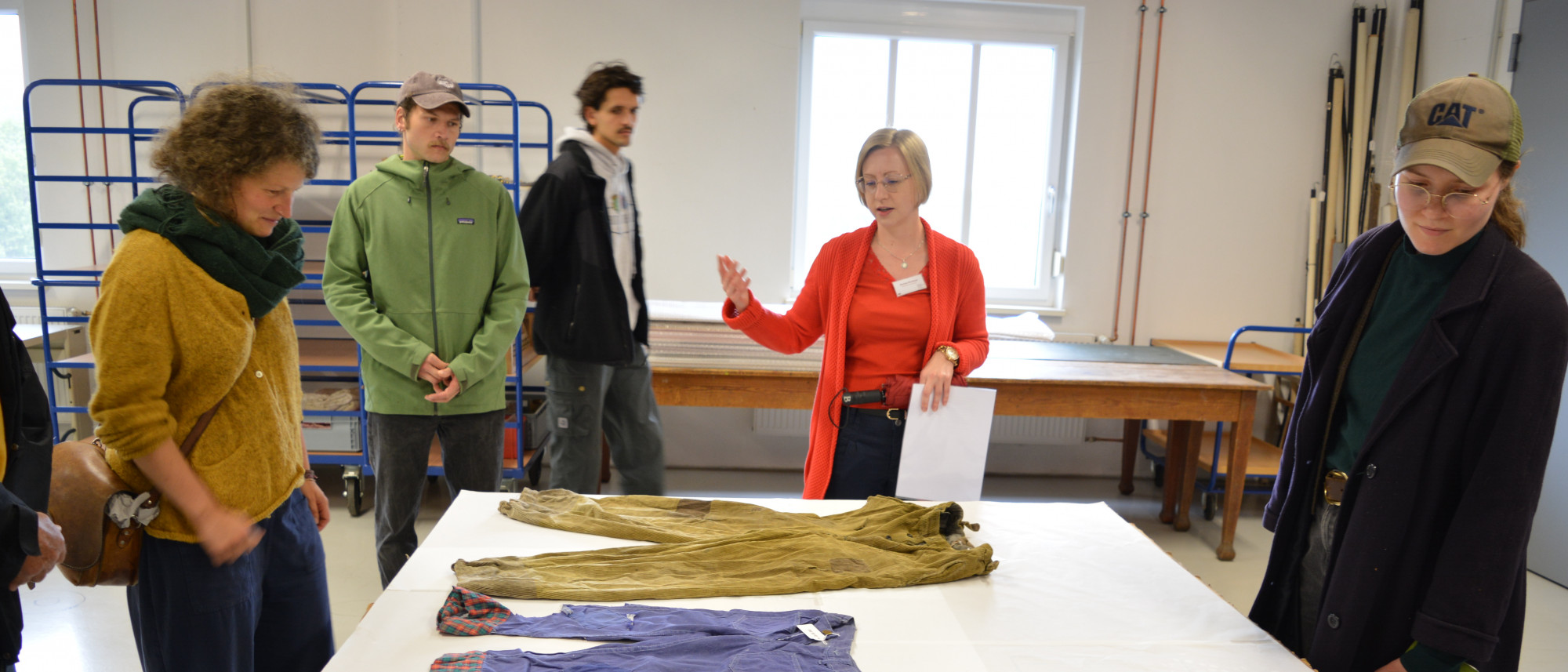 Mitarbeiterin gibt F&uuml;hrung im Arbeitsraum des Museumsdepot