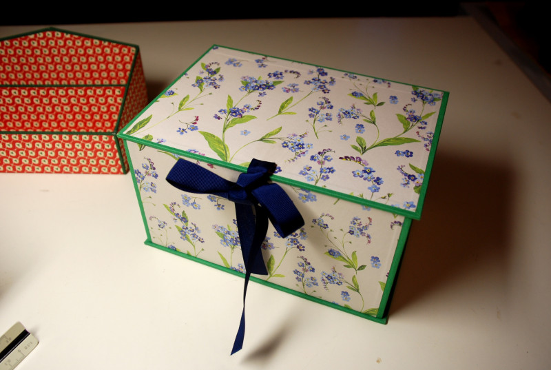 geschlossene Schmuckschatulle mit Schleife und Blumenmuster auf einem Tisch