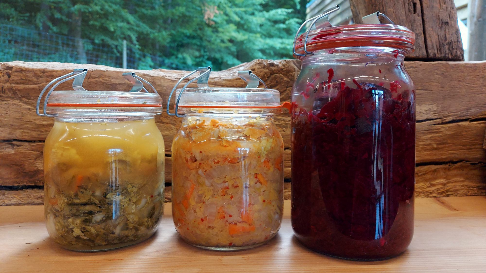 Drei verschiedene Gem&uuml;sesorten in Einmachgl&auml;sern auf einer Fensterbank