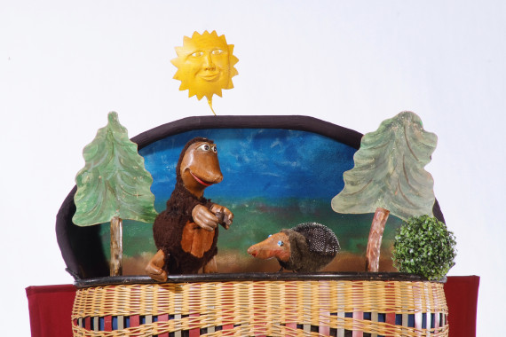 Puppentheaterfiguren (Maulwurf, Igel) in Kulisse