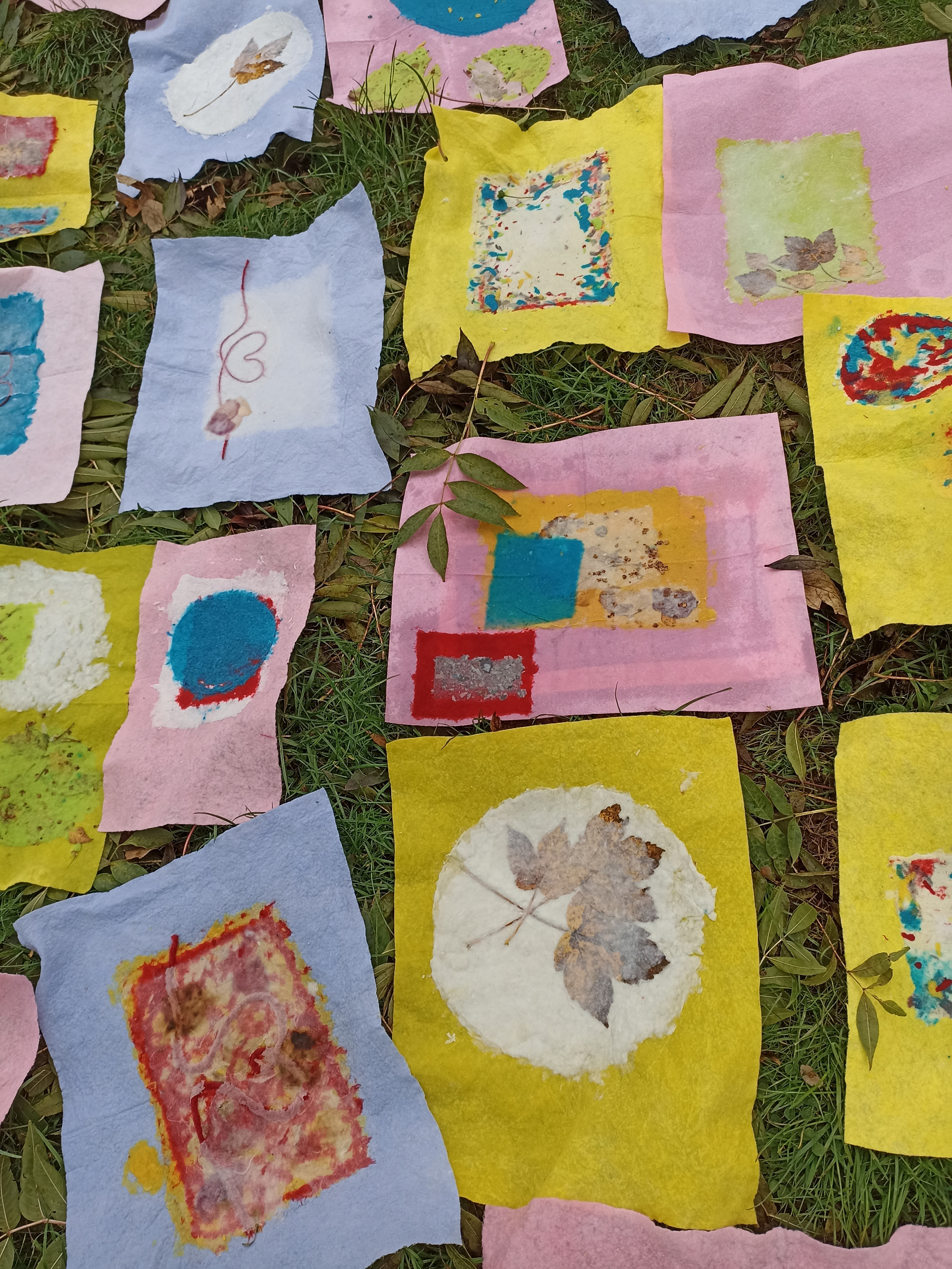 handgesch&ouml;pfte Papiere liegen auf einer Wiese