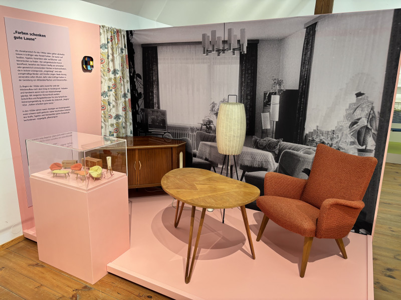 Puppenm&ouml;bel: Nierentisch, zwei Sessel, Sofa, Stehlampe und Schrank