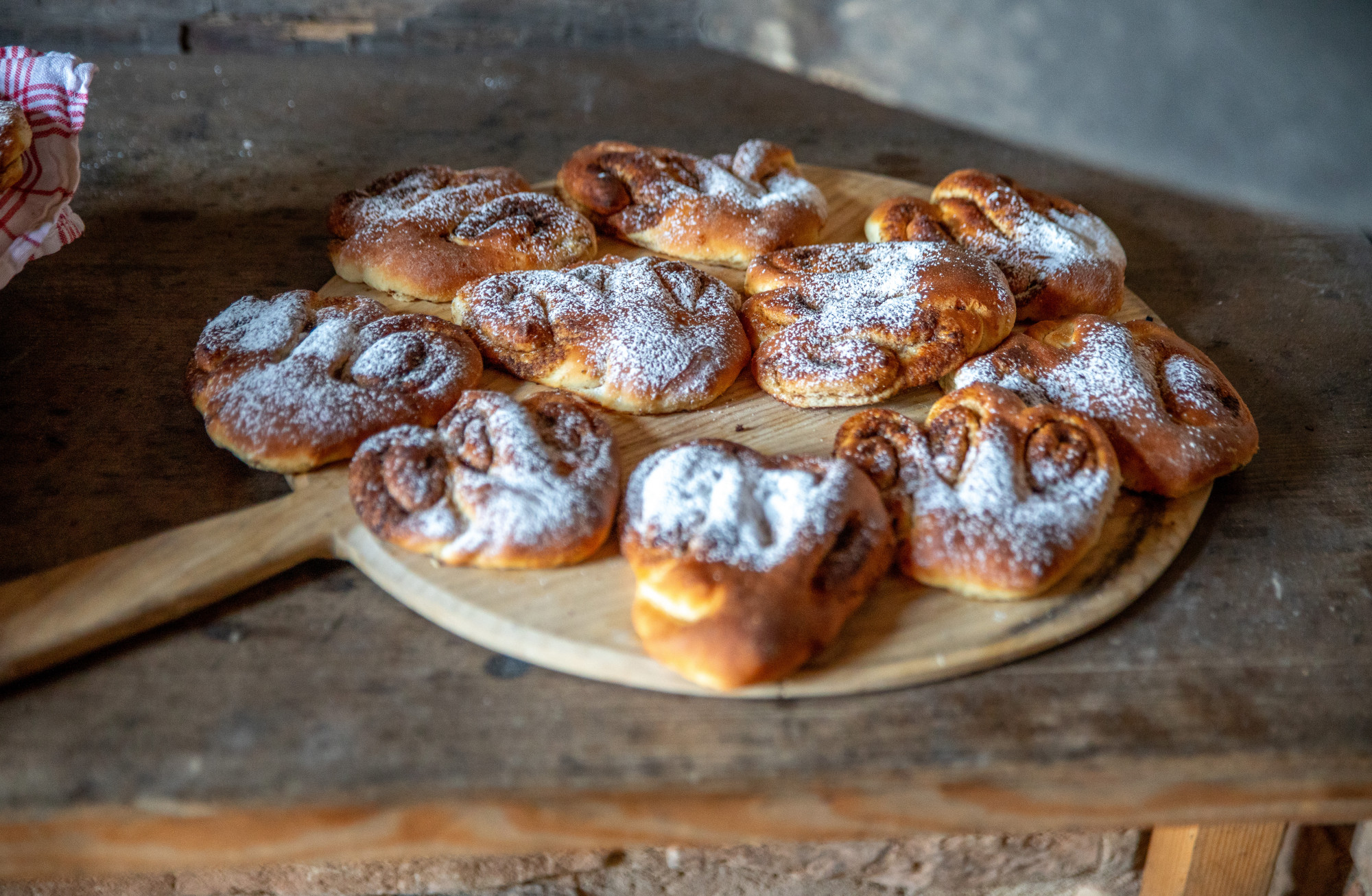 Zimtschnecken auf einem Holzbrett
